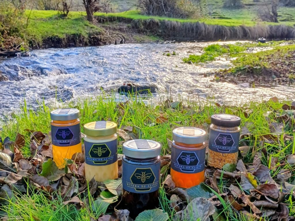 Botes de miel en la hierba